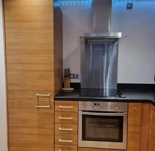 Modern Apartment By Leeds Dock