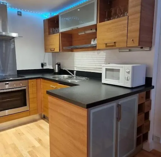 Modern Apartment By Leeds Dock