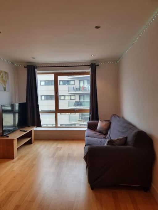 Modern By Leeds Dock Apartment