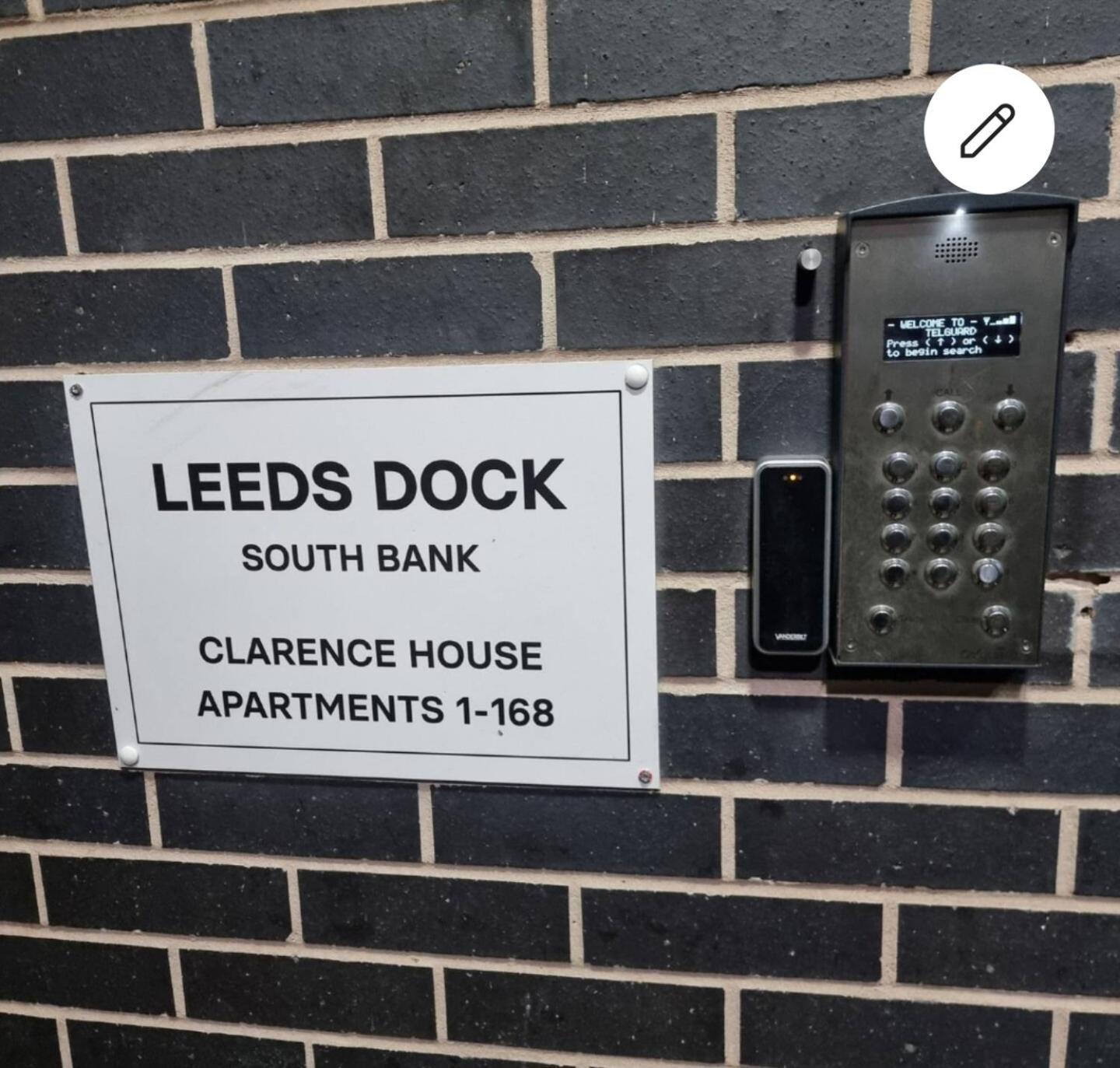 Modern By Leeds Dock * Leeds (West Yorkshire)